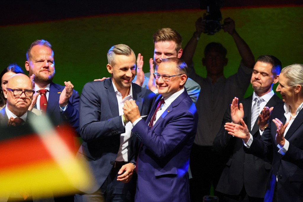 ，出口民调显示，极右政党德国另类选择党（AfD）以约44.5%得票率大胜。路透社