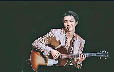 演唱會上大玩樂器，以結他鋼琴自彈自唱！
