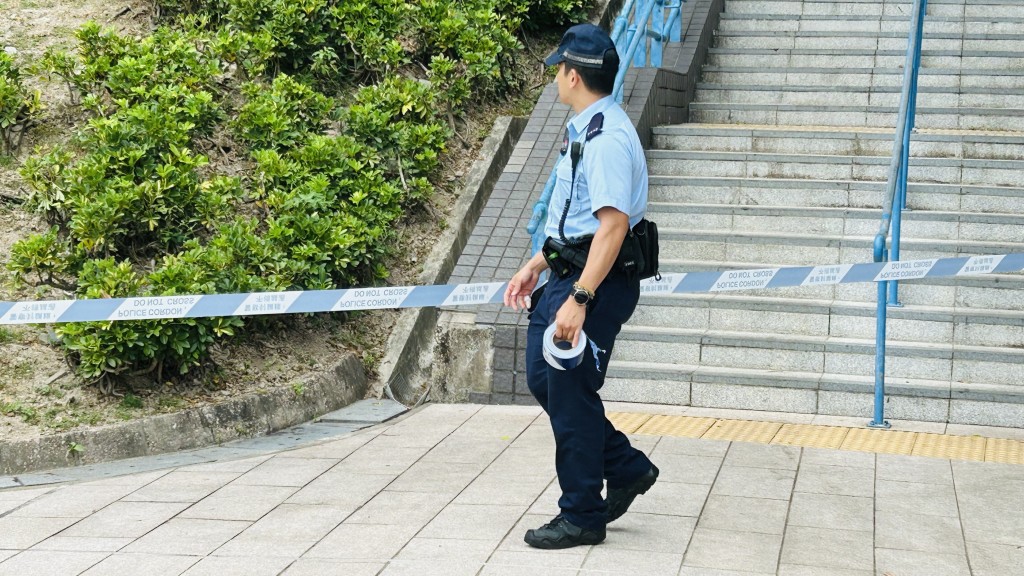 今日警员封锁公园范围。蔡楚辉摄