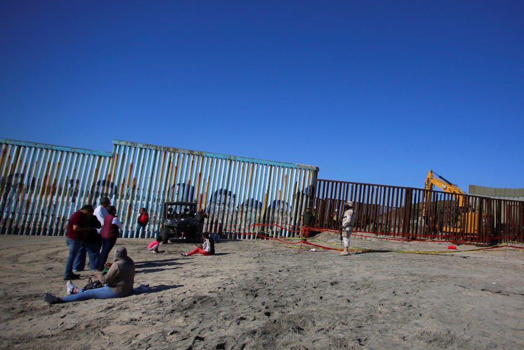 墨西哥邊境城市蒂華納派人加緊巡邏，防非法移民爬過分隔兩地的圍牆進入美國。路透社