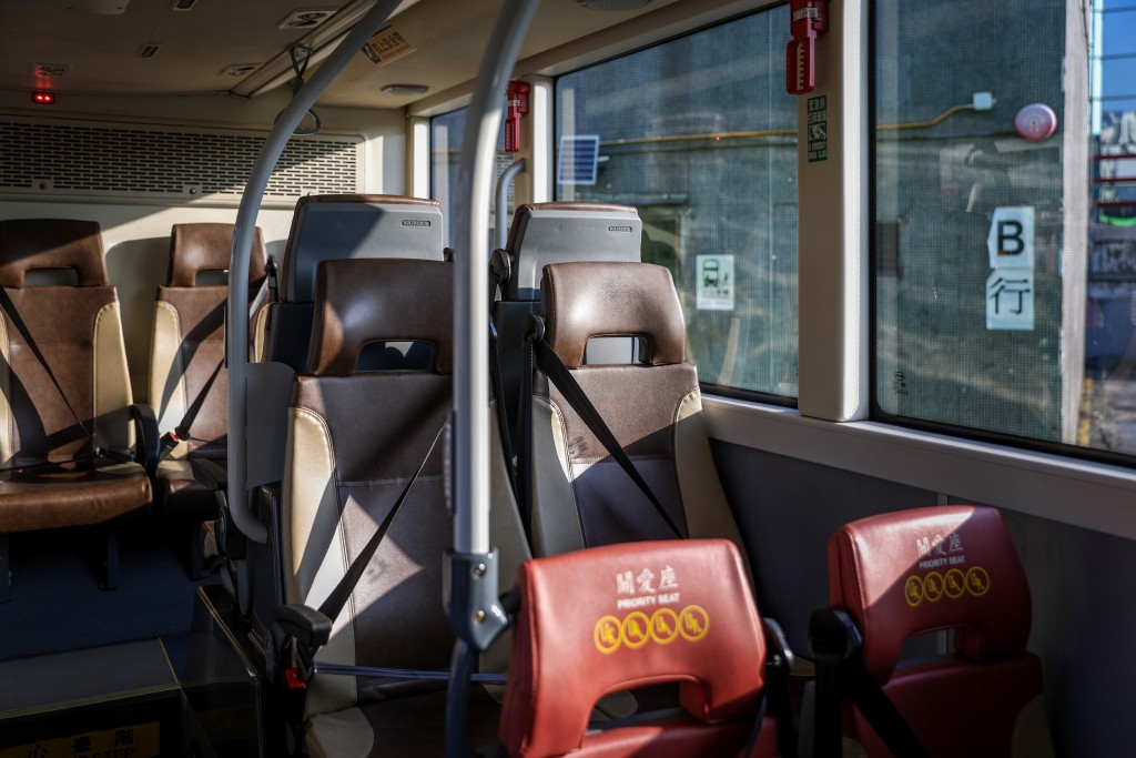 1月25日起，乘客須在所有已安裝安全帶的新、舊登記車輛上佩戴安全帶。何家豪攝