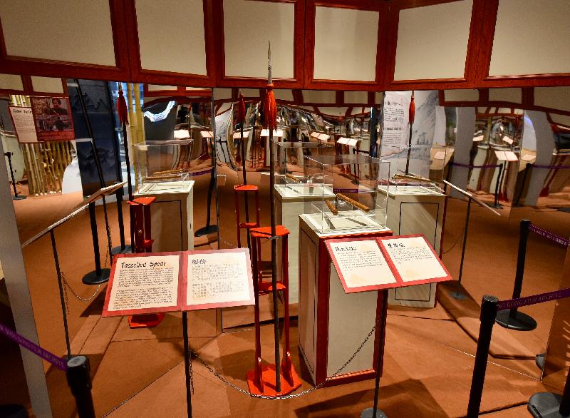 觀眾可近距離觀賞各種道具兵器。（政府新聞處）