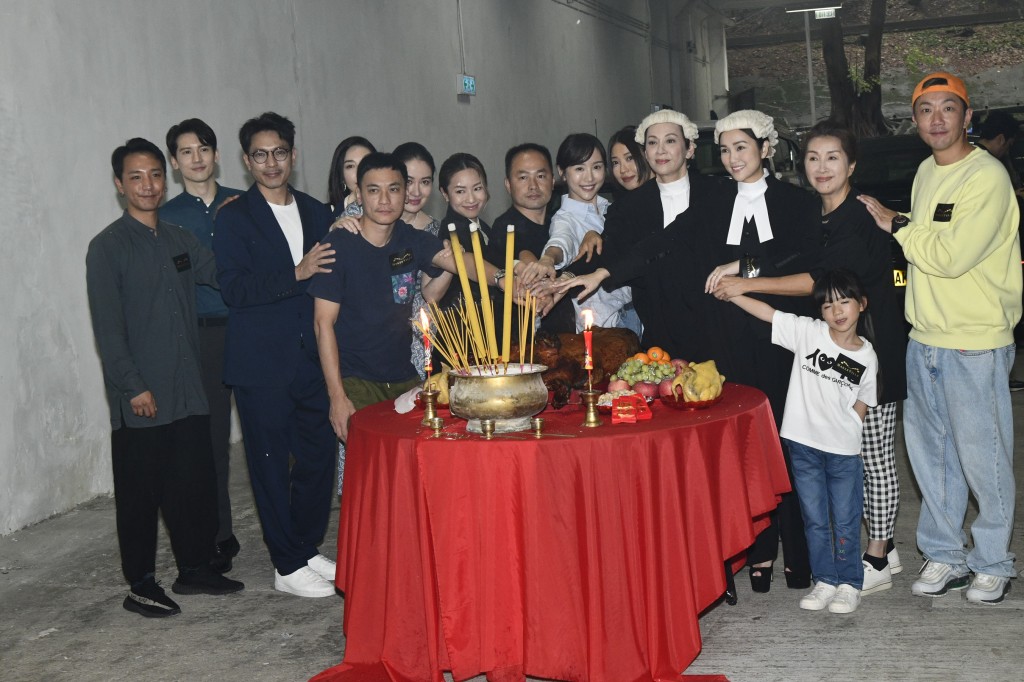 叶璇、关智斌、贾晓晨、余安安、谢安琪与李芯駖等，到葵涌出席ViuTV新剧《法与情》拜神。
