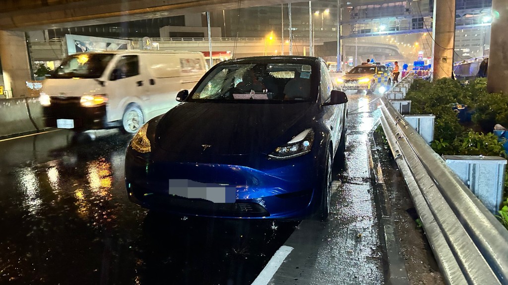 八號風球下九龍灣天橋墮水喉 Tesla擋風玻璃碎裂 司機濺傷送院 八號風球下九龍灣天橋墮水喉 Tesla擋風玻璃碎裂 司機濺傷送院