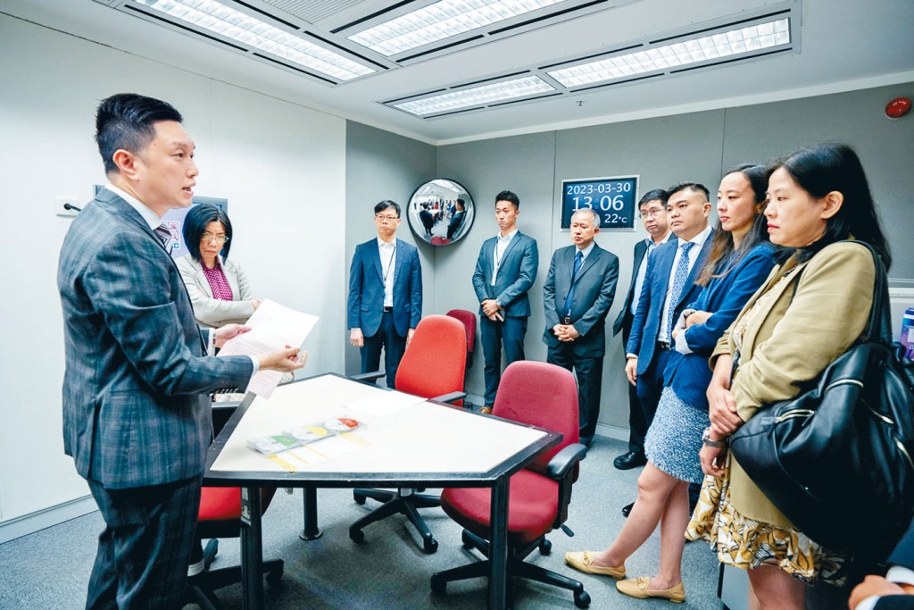 銀行代表參觀廉署總部設施，了解廉署工作。
