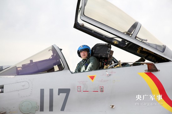 張超與生前座駕機。央廣軍事 張超與生前座駕機。央廣軍事