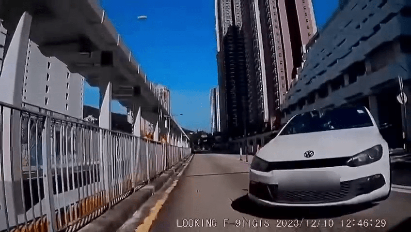 鐵騎士隨即停車響號，豈料私家車竟然繼續前駛。車cam L（香港群組）FB