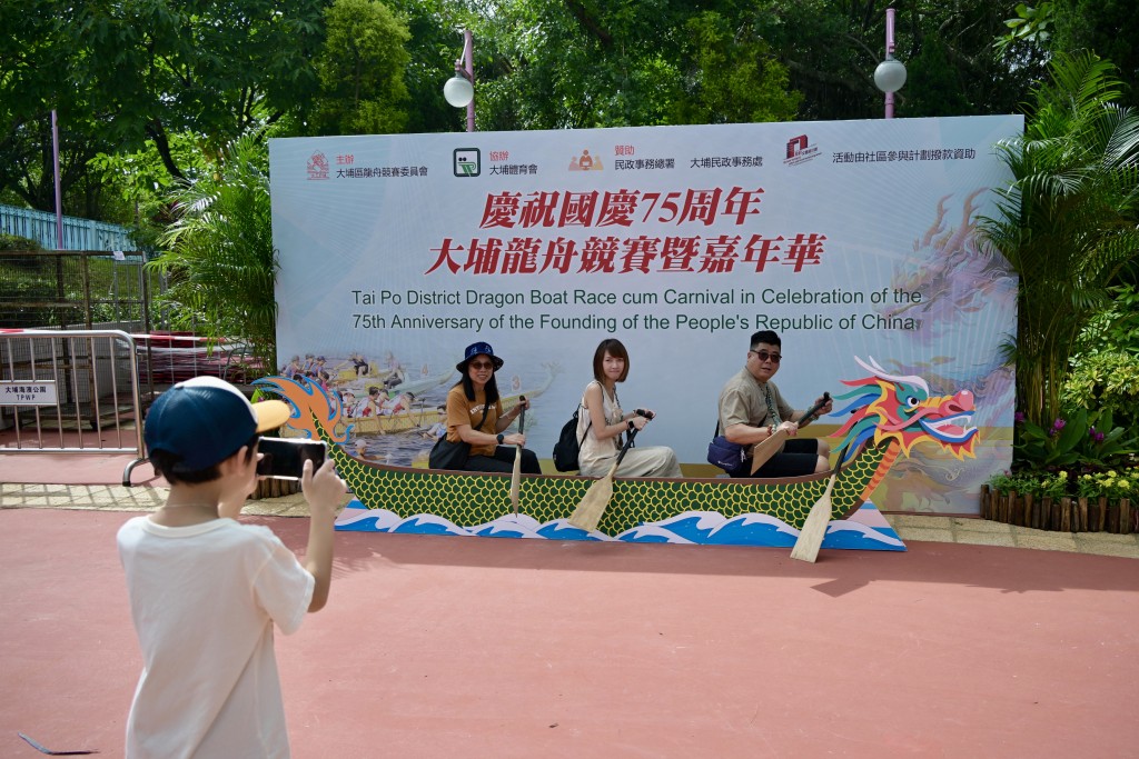 大埔龙舟竞赛吸引不少市民驻足观看及打卡。