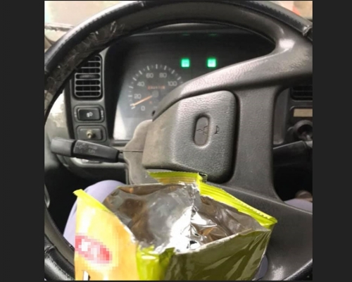 台灣一名物流司機車內吃薯片充飢遭大媽檢舉沒戴口罩，心感無奈。FB圖