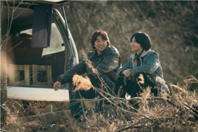 由孔劉、宋慧喬合演的《慢慢地，強烈地》今日公開了預告片段。