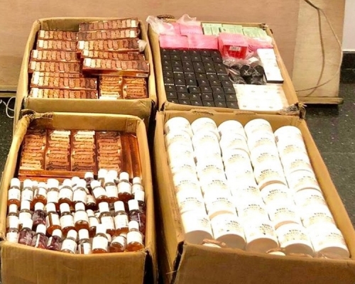 行動中檢獲4箱價值共約30萬元的化妝產品。圖:警方提供