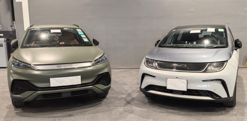 兩部私家車被扣查。 兩部私家車被扣查。