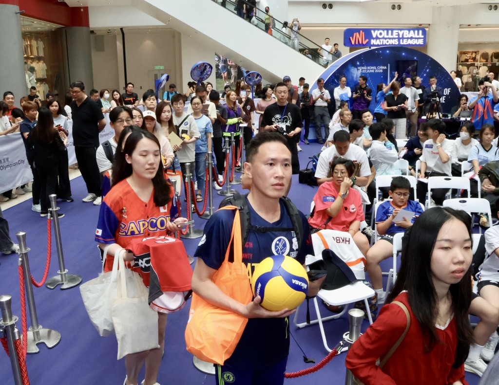 球迷帶備排球及排球衫給4位昔日排球名將簽名。徐嘉華攝 球迷帶備排球及排球衫給4位昔日排球名將簽名。徐嘉華攝