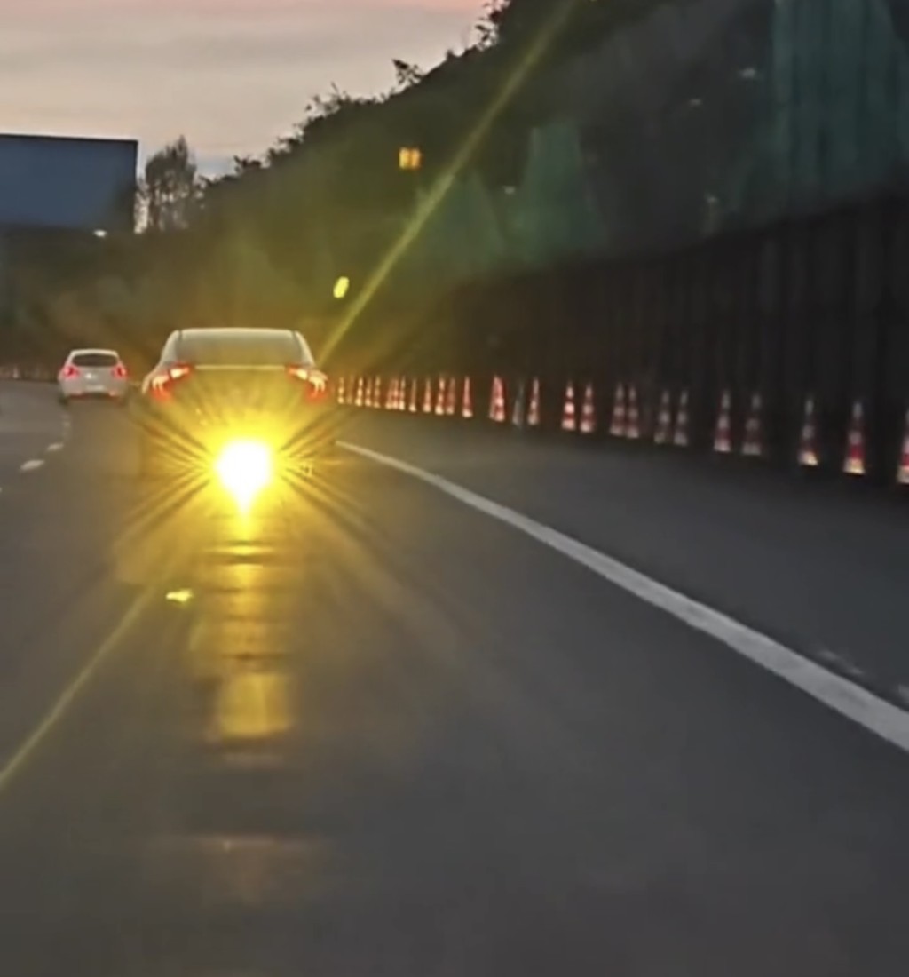 貴州高速一輛汽車違規在底盤加裝強光燈。廣州交通電台