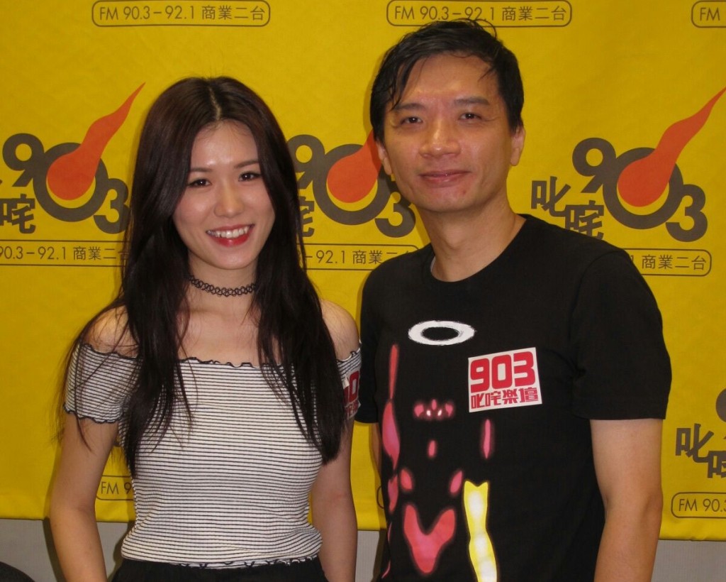 陳輝陽首次簽新人,與旗下的女歌手秦馨敏宣傳新歌。