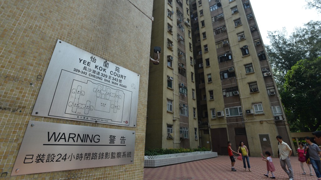 宏福苑五級火︱深水埗怡閣苑塑膠板封窗 房屋局審查組令停工 促承建商移除並考慮檢控