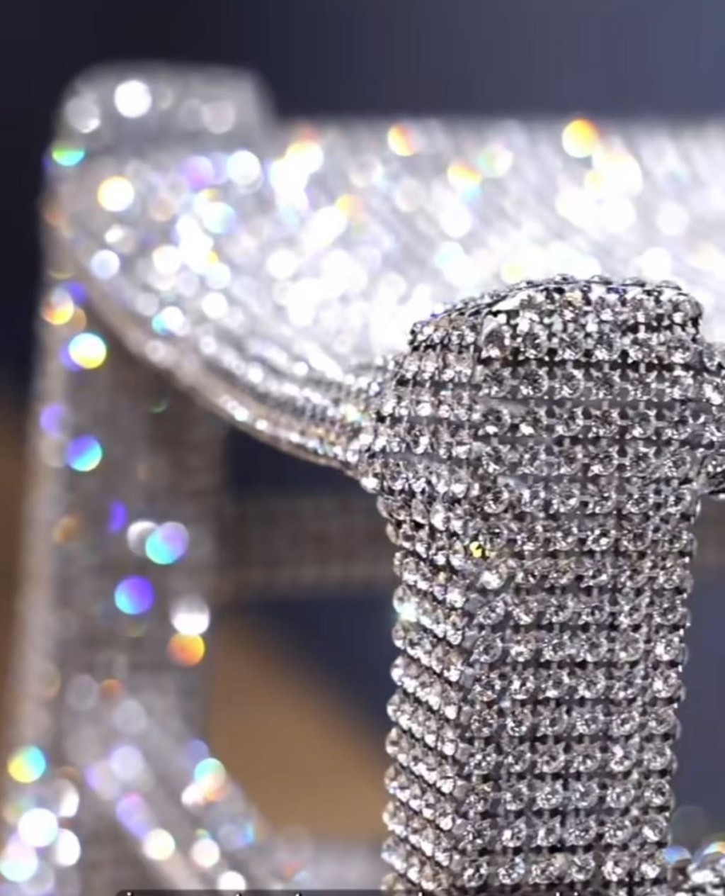 Swarovski水晶「梵高椅」遭壓壞。FB@Palazzo Maffei Verona