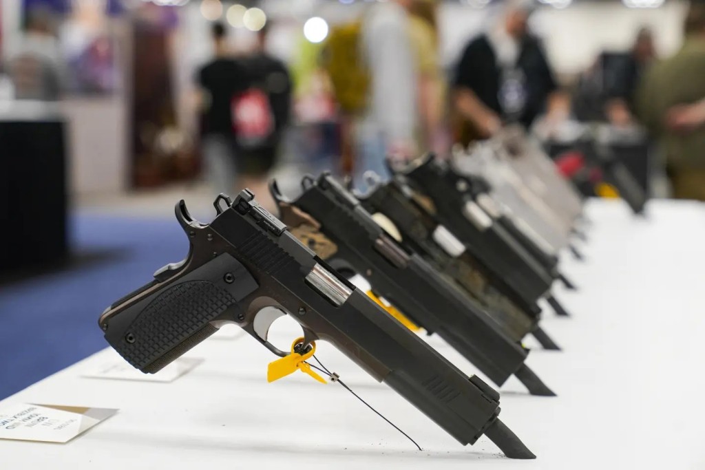 全国步枪协会去年年会上展出枪械。美联社