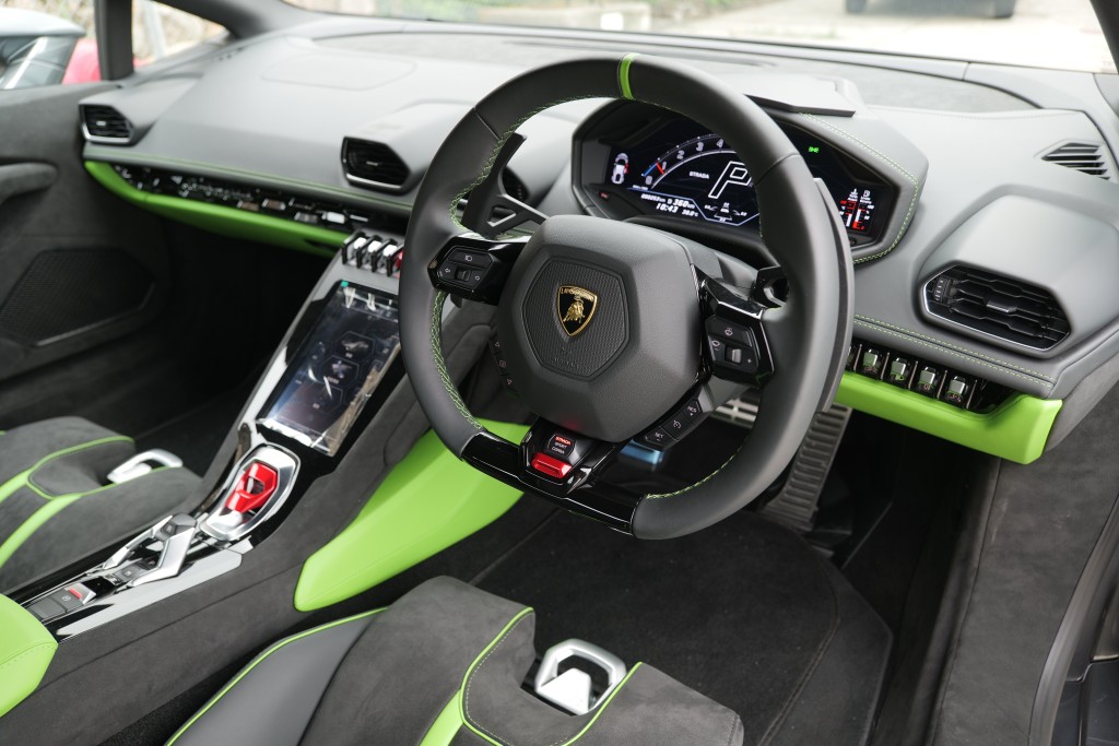 林寶堅尼Lamborghini Huracán Tecnica示範車額外配上雙色車廂，以Alcantara及真皮包裝。