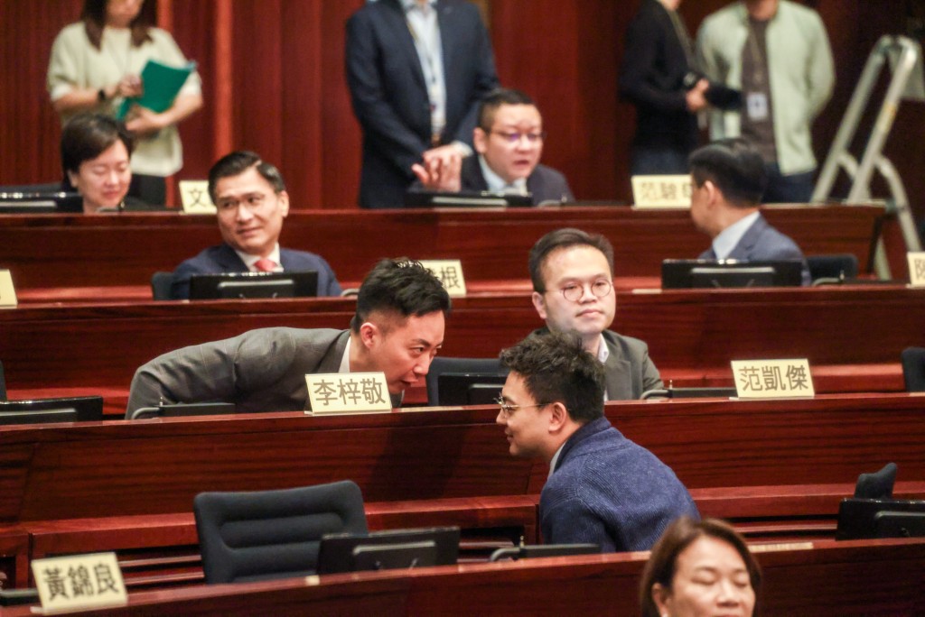 新民黨李梓敬與自由黨飲食界新人梁進傾談。