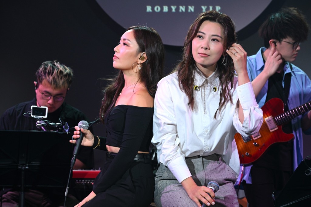 Robynn邀請音樂夥伴Claudia Koh（許東晴）合唱《New Me》。