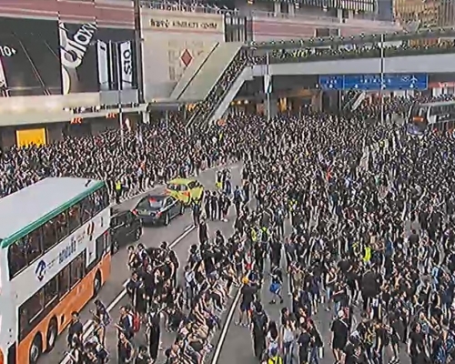 示威者佔用夏慤道行車線。無綫截圖