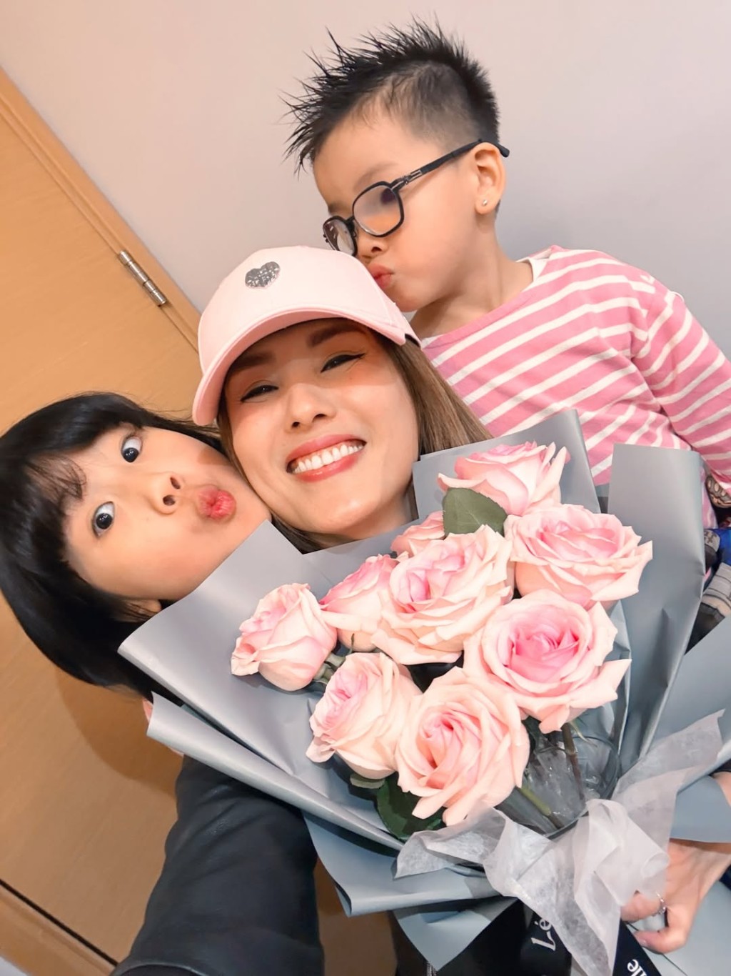 楊洛婷早前一家慶祝情人節。