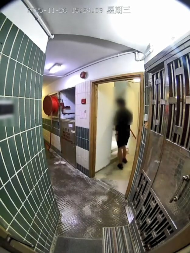 黑衣男往後樓梯方向離開。threads@acs.90325i片段截圖