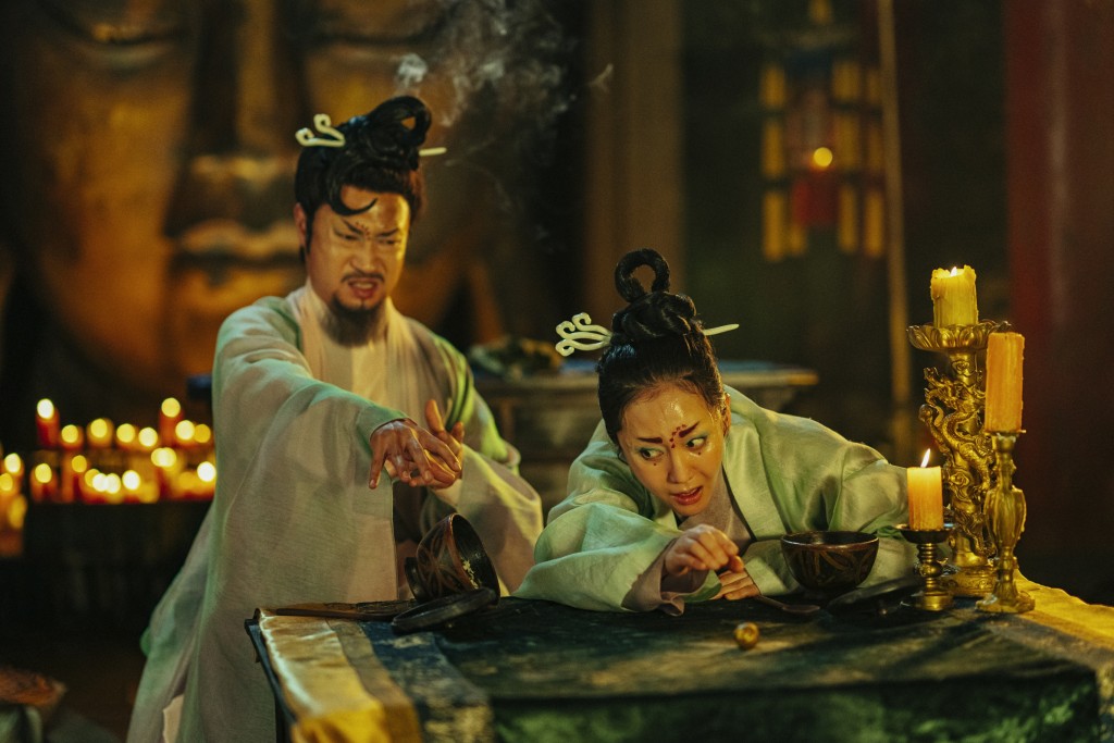 《祖宗膠戰外星人》集穿越、外星怪物、武俠、茅山道士等各家之大成。