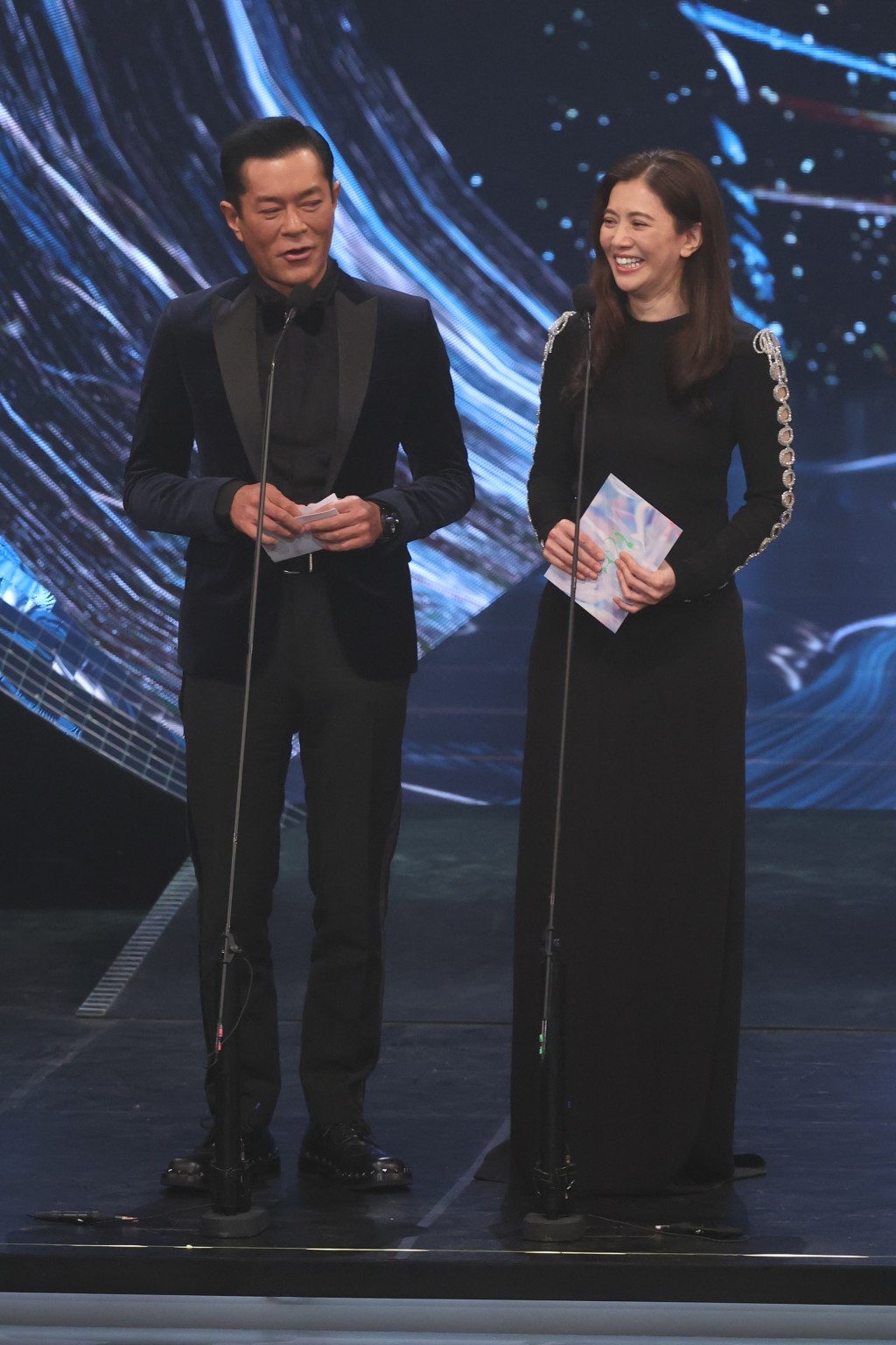 刘青云原本与袁咏仪颁发「最佳男主角」，最终缺席由古天乐代替。
