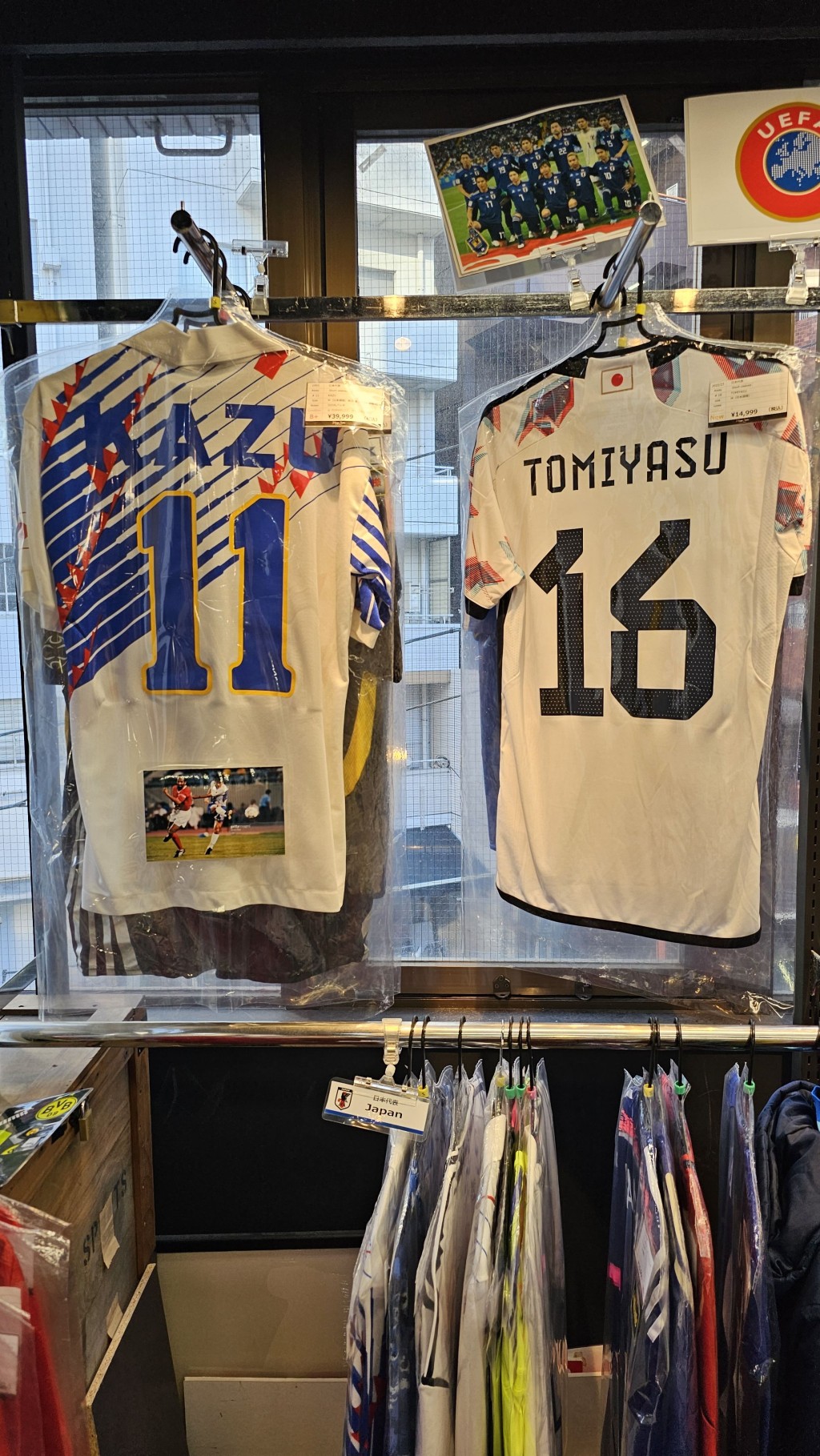 日本國寶三浦知良的經典日本球衣（左）保存完整。