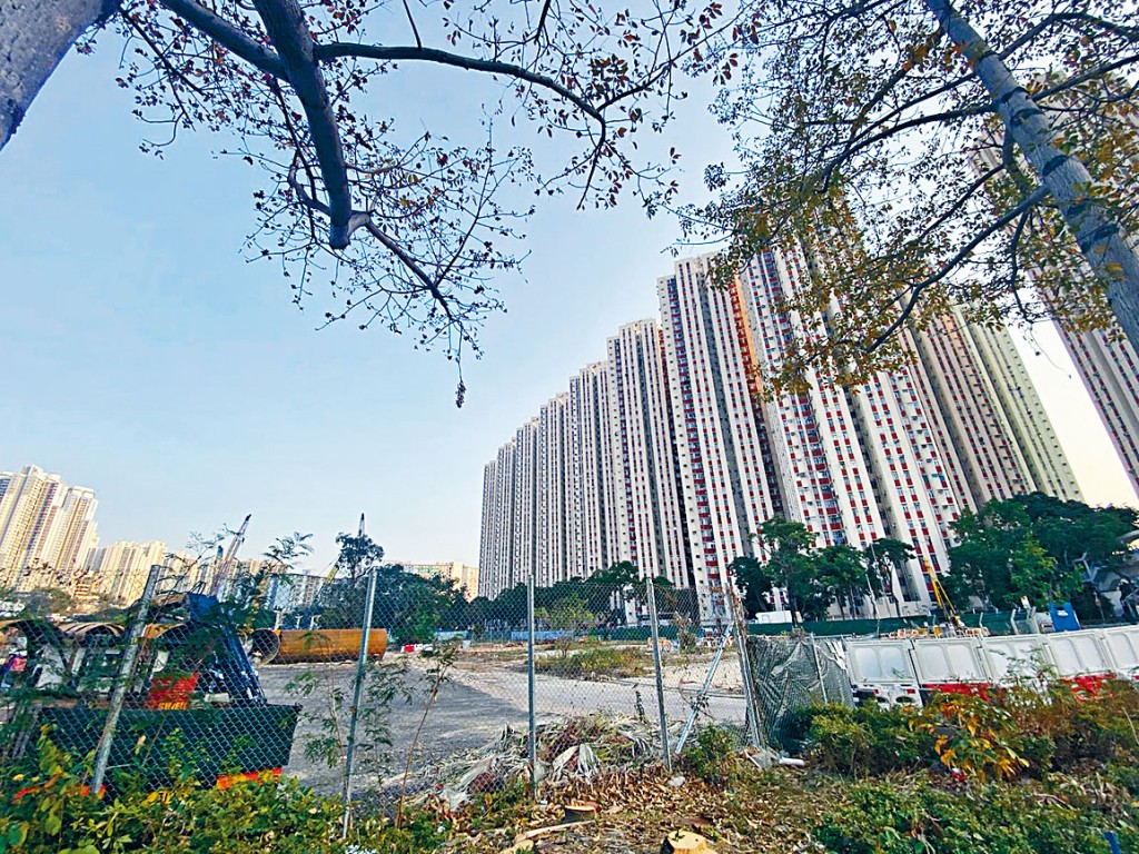 汇基书院获当局分配九龙湾宏照道校地重置校舍，校长刘振华指二五年迁校后，学校将由按位津贴学校转为直资办学。