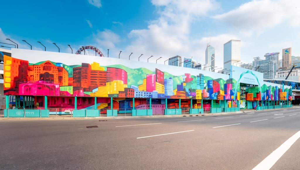 赵绮婷以香港文化、艺术和历史为创作意念，以万花筒的色彩绘画香港的城市景观。