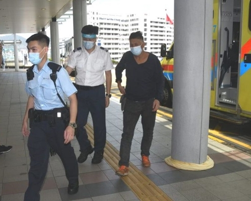 一名男子不適由救護車送院治理。梁國峰攝
