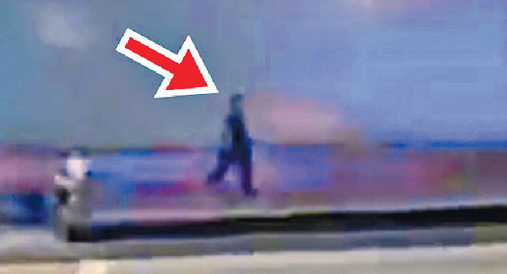 ■男司機棄車逃奔。 ■男司機棄車逃奔。