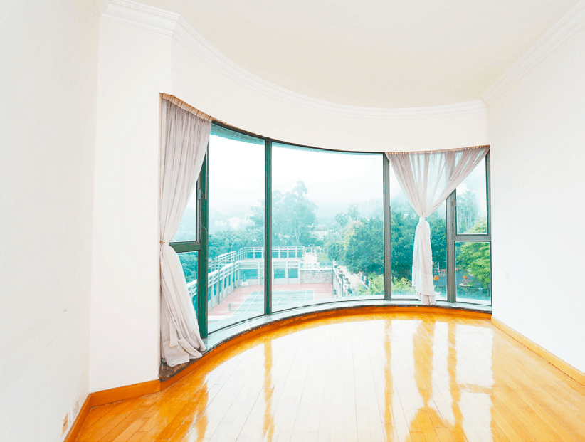 主人睡房采弧形玻璃窗设计，令视野更广。