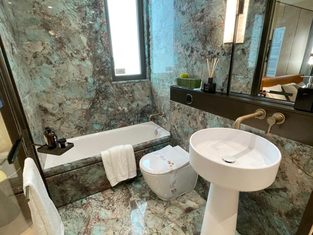 浴室採大理石設計，美觀耐用。