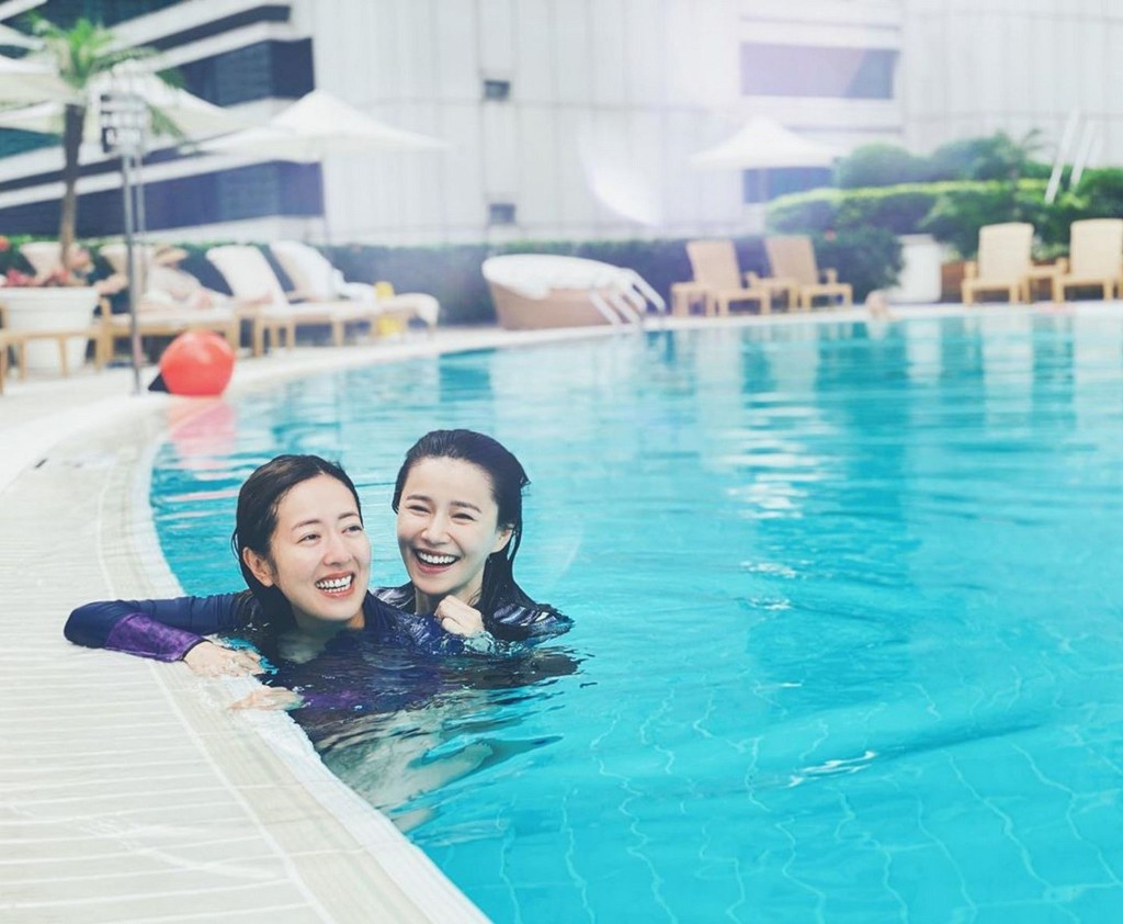 兩位美女約埋去六星級酒店豪歎girls trip，仲去埋泳池暢泳。