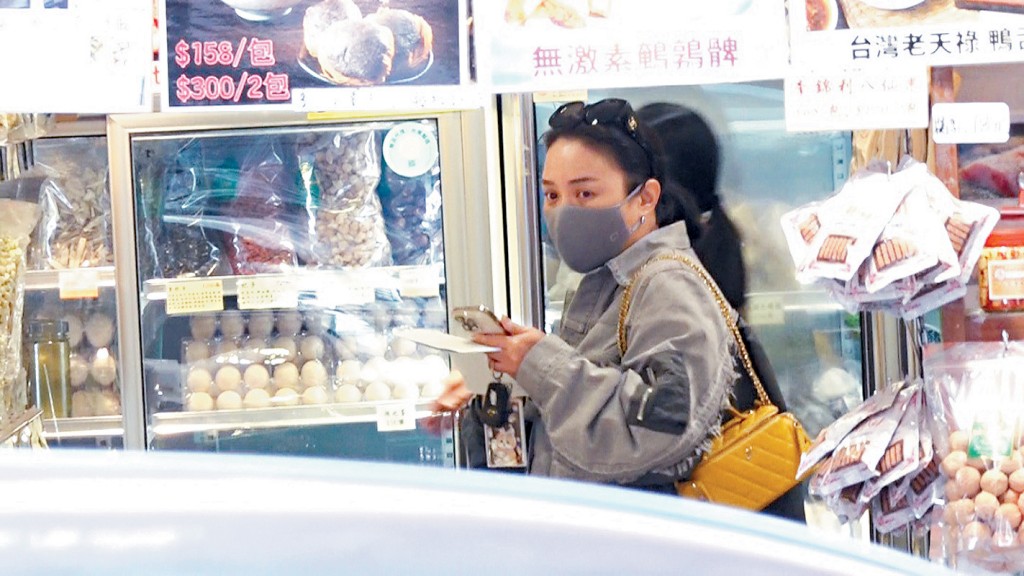 黎瑞恩昨日8號風球懸掛前現身九龍城掃貨，期間不時細看手中購物清單。