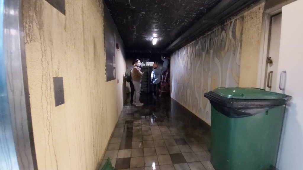 地上滿佈積水。