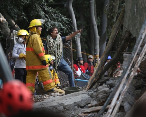 墨西哥地震導致多楝樓房倒塌。AP