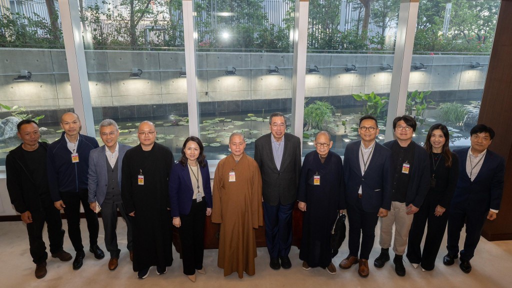 寶蓮寺贈蓮花予立法會。梁君彥fb