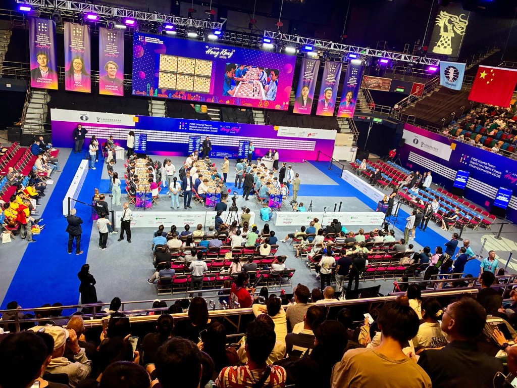 搬走了大部份棋枱後,不少觀眾都能坐在靠近比賽枱的座位上。徐嘉華攝 搬走了大部份棋枱後,不少觀眾都能坐在靠近比賽枱的座位上。徐嘉華攝