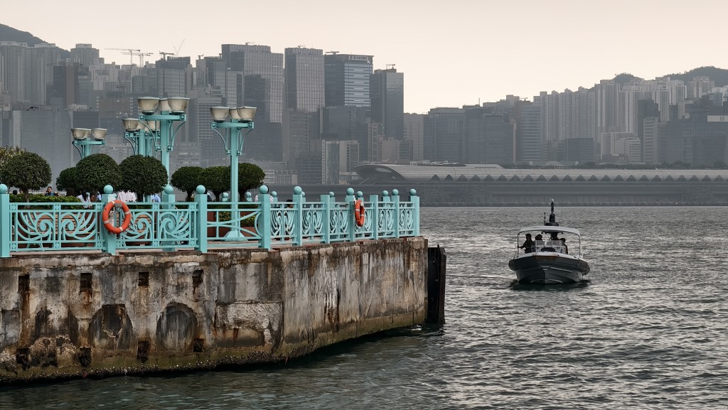 警方安排蛙人落海尋找電話。徐裕民攝 警方安排蛙人落海尋找電話。徐裕民攝
