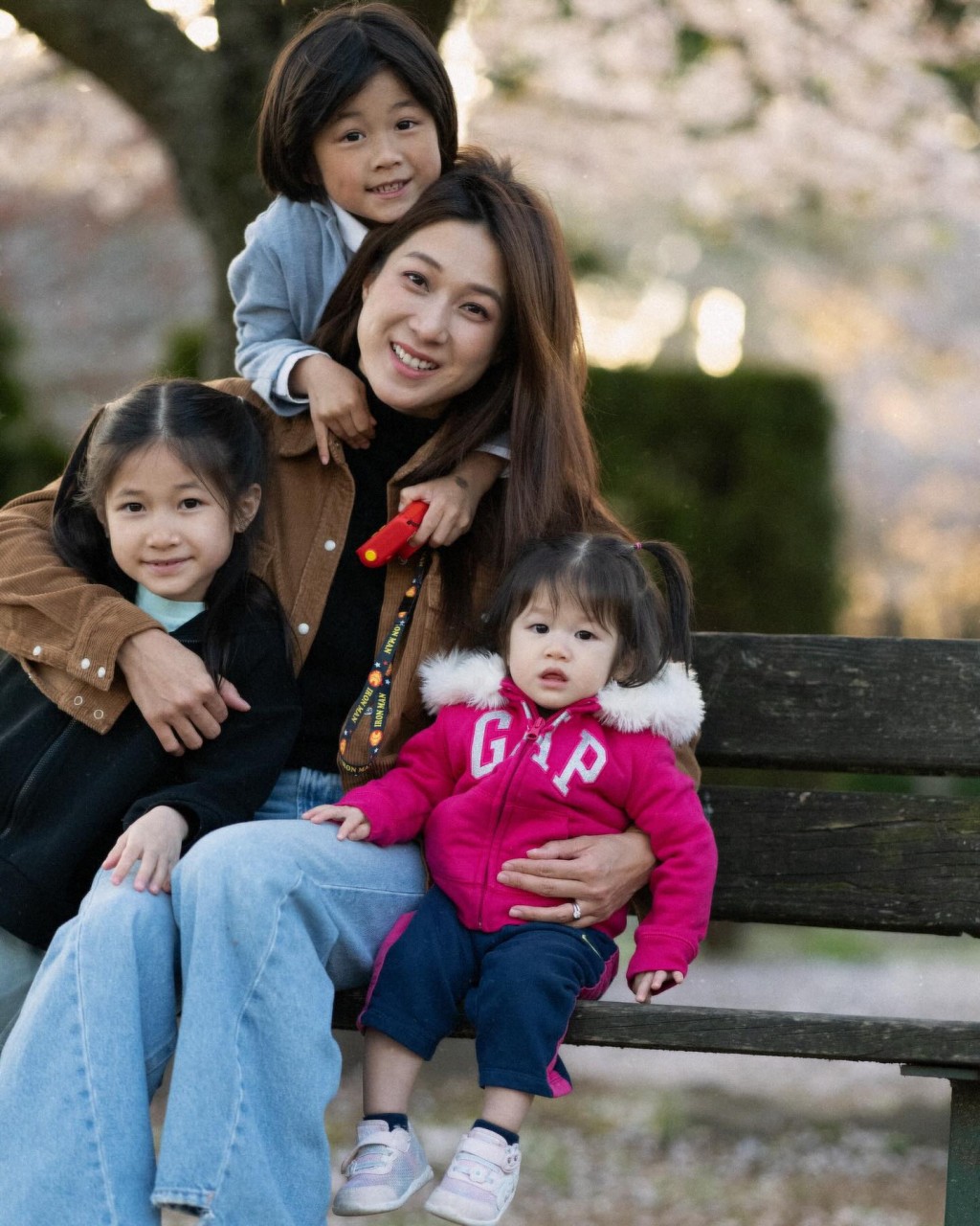 身在加拿大的锺嘉欣分享家庭照庆祝母亲节，细女与大女越来越似样。