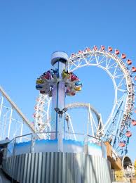 东京巨蛋城游乐园「飞天气球」座椅升至最高处离地10米。  X