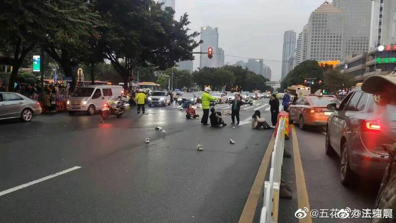 广州男子故意开车撞人现场。
