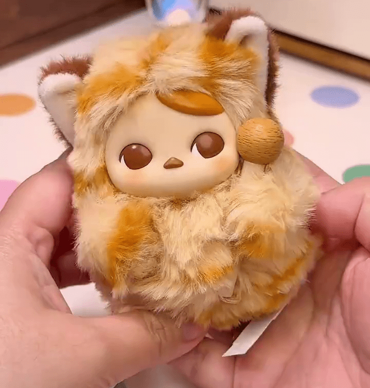 網友開箱「PUCKY敲敲系列」軟膠毛公仔掛件。