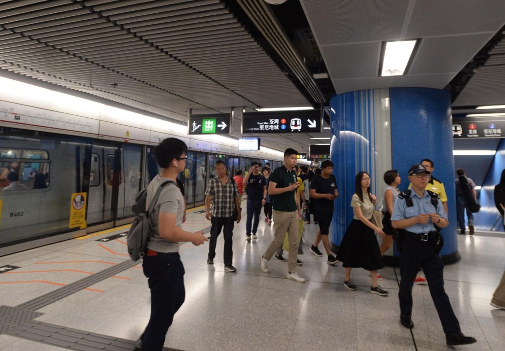 警員在金鐘站內巡邏。