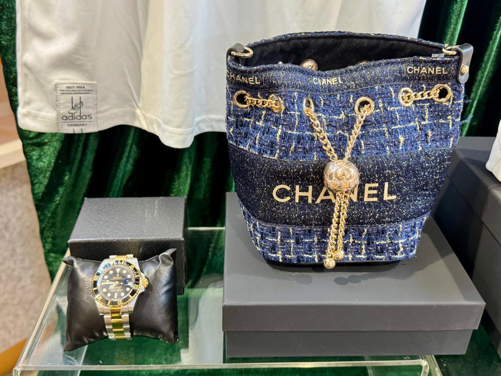 海關展示懷疑高仿的手錶及名牌手袋。 海關展示懷疑高仿的手錶及名牌手袋。